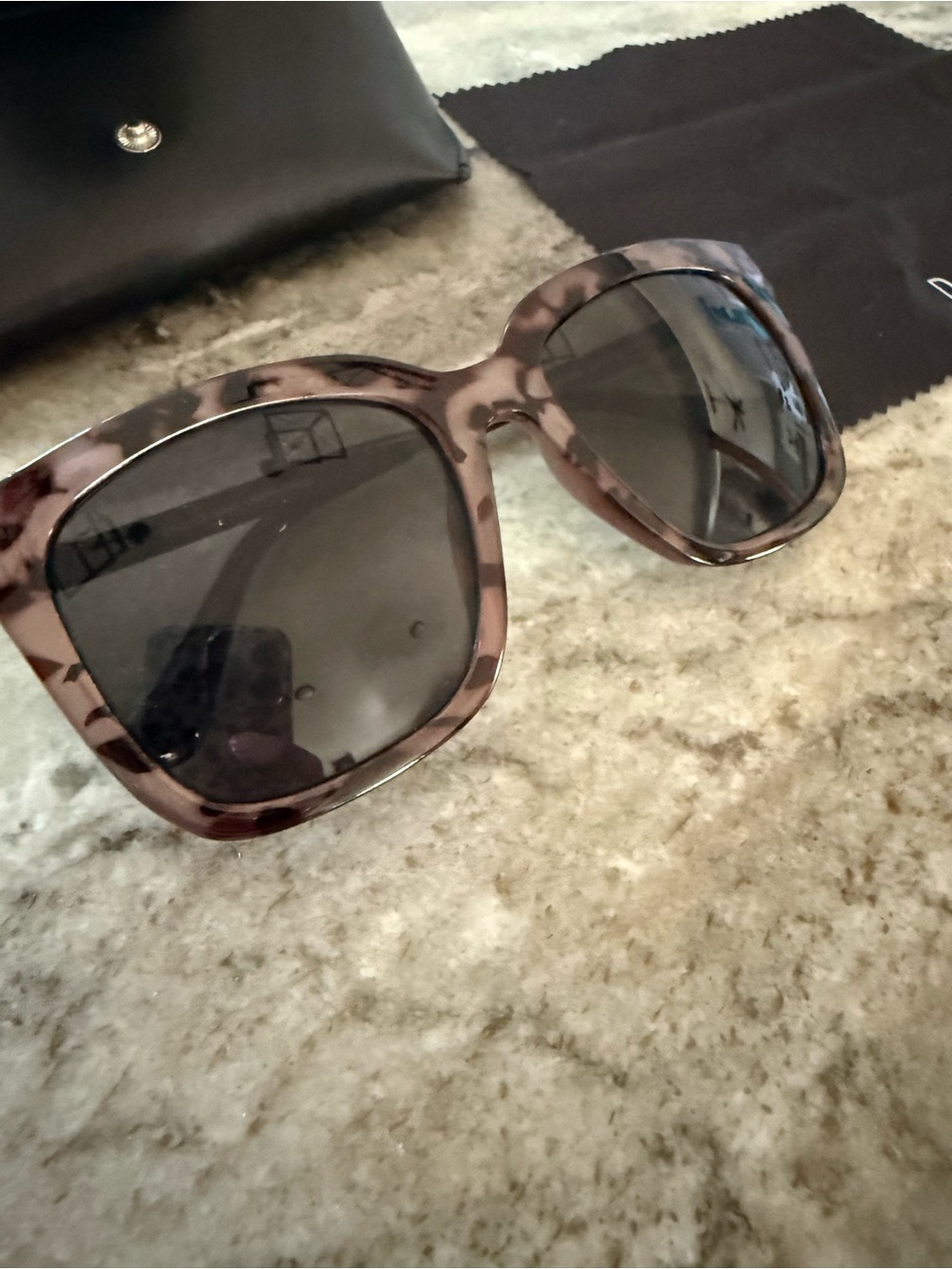 BELLA - ESPRESSO TORTOISE + GREY GRADIENT +
SUNGLASSES